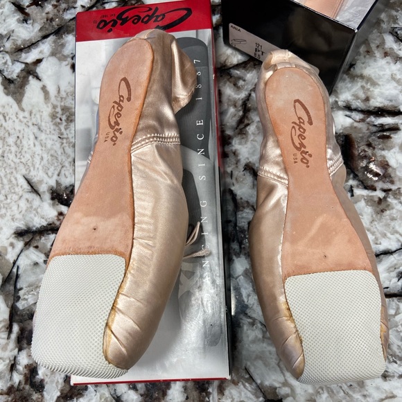 Capezio Aria Pointe shoes size 8.5 with rubber toe grips added NWT - Picture 2 of 10